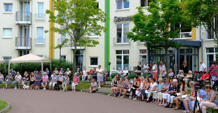 Halle-Büschdorf síngt gemeinsam- vor der ProCurand Seniorenresidenz Am Hufeisensee