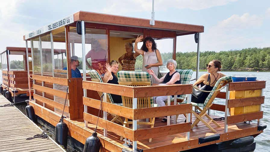 Team Cottbus auf einem Hausboot auf dem Senftenberger See