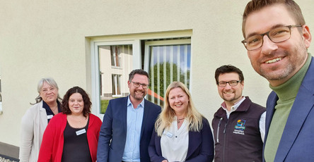 Das Team des ProCurand Pflegestift St. Ulrich, Einrichtungsleitung Nicole Marchl und die beiden Politiker Dr. Gerhard Hopp (CDU) und Lars Düsterhöft (SPD)