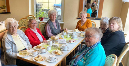 Nach dem Klosterbesuch ließen sich die Bewohner*innen der ProCurand Seniorenresidenz Am Görnsee Kaffee und Kuchen schmecken.