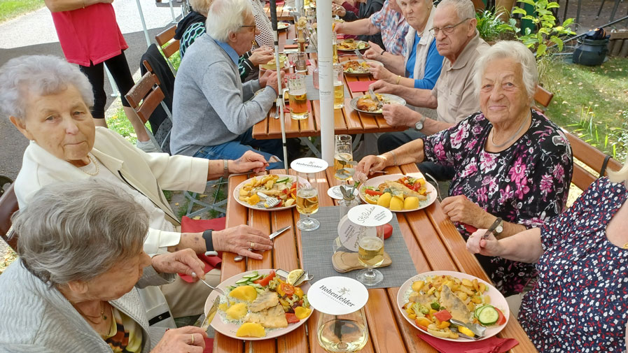 Mittagessen beim Ausflug der Seniorenresidenz Cottbus in den Barfußpark Dahme/Spree