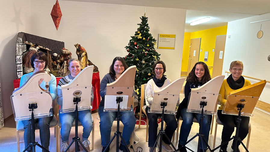 Die Harfenspielerinnen von der Landkreismusikschule Cham gaben im ProCurand Pflegestift Pfarrer Lukas ein Adventskonzert.