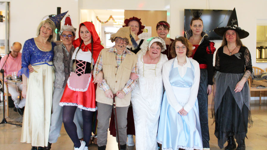 Zur Faschingsfeier in der ProCurand Seniorenresidenz Eberswalde verkleidete sich das Team als Märchenfiguren.