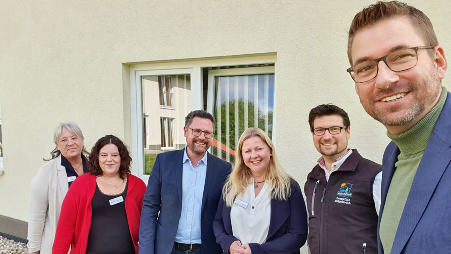 Das Team des ProCurand Pflegestift St. Ulrich, Einrichtungsleitung Nicole Marchl und die beiden Politiker Dr. Gerhard Hopp (CDU) und Lars Düsterhöft (SPD)