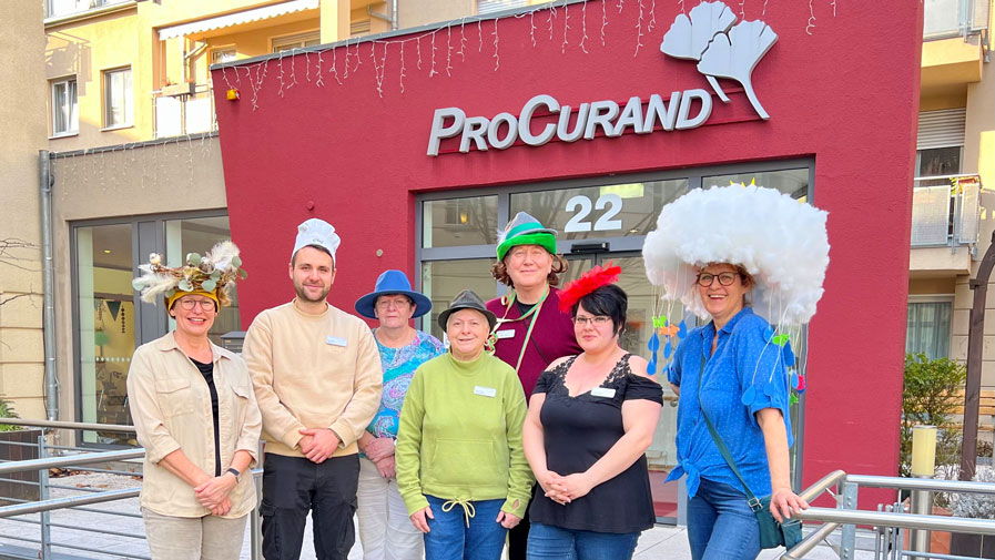 Die Mitarbeiter*innen der ProCurand Seniorenresidenz Park Sanssouci mit kreativen Hüten