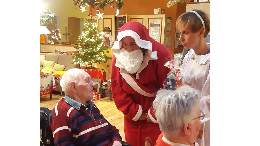 Weihnachtsmann und Engel übergeben den Senior*innen der ProCurand Seniorenresidenz Sanft Am See die Geschenke.