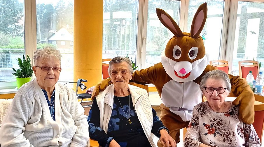 Bewohner*innen der Seniorenresidenz Am Straussee feiern Ostern 