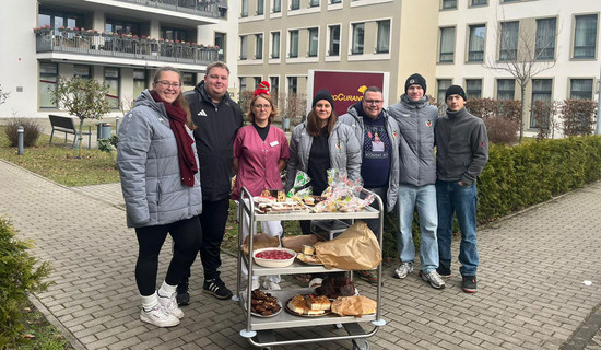 Mitarbeiter*innen der ProCurand Seniorenresidenz Bölschestraße freuten sich über gespendeten Kuchen vom Weihnachtsmarkt des Friedrichshagener SV 1912 e.V. – eine kleine Geste mit großer Wirkung für die Gemeinschaft.