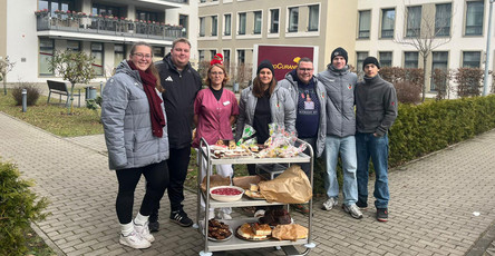 Mitarbeiter*innen der ProCurand Seniorenresidenz Bölschestraße freuten sich über gespendeten Kuchen vom Weihnachtsmarkt des Friedrichshagener SV 1912 e.V. – eine kleine Geste mit großer Wirkung für die Gemeinschaft.