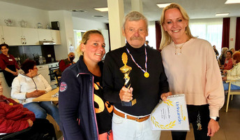 Ein Senior freute sich über seine Urkunde und einen Pokal bei der Siegerehrung in der ProCurand Seniorenresidenz Wriezener Straße in Strausberg.
