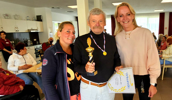 Ein Senior freute sich über seine Urkunde und einen Pokal bei der Siegerehrung in der ProCurand Seniorenresidenz Wriezener Straße in Strausberg.