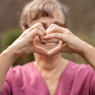 ProCurand Seniorenresidenz Am Görnsee Pflegehilfskraft Sabine mit Herzhänden