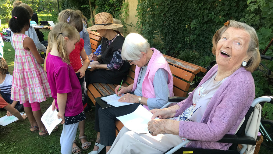 Schüler*innen der Montessori Schule Potsdam zu Besuch in der Seniorenresidenz Park Sanssoucu