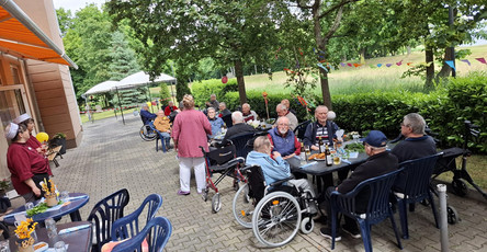 In der ProCurand Seniorenresidenz Senftenberg genießen die Herren bei Sonnenschein, kühlem Bier und guter Stimmung den Herrentag auf der Terrasse mit Blick auf den See.