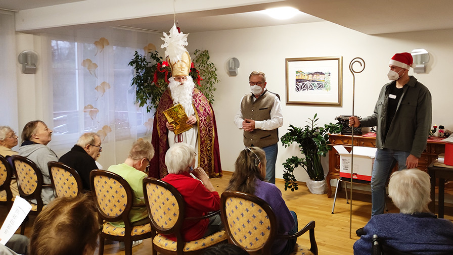 Der Landrat Richard Reisinger verkleidete sich als Nikolaus und besuchte die Senior*innen des ProCurand Seniorenzentrums Am Herzogschloss.