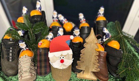Im ProCurand Pflegestift Pfarrer Lukas in Cham sind die verschwundenen Stiefel der Bewohner*innen weihnachtlich dekoriert und mit Leckereien gefüllt arrangiert.
