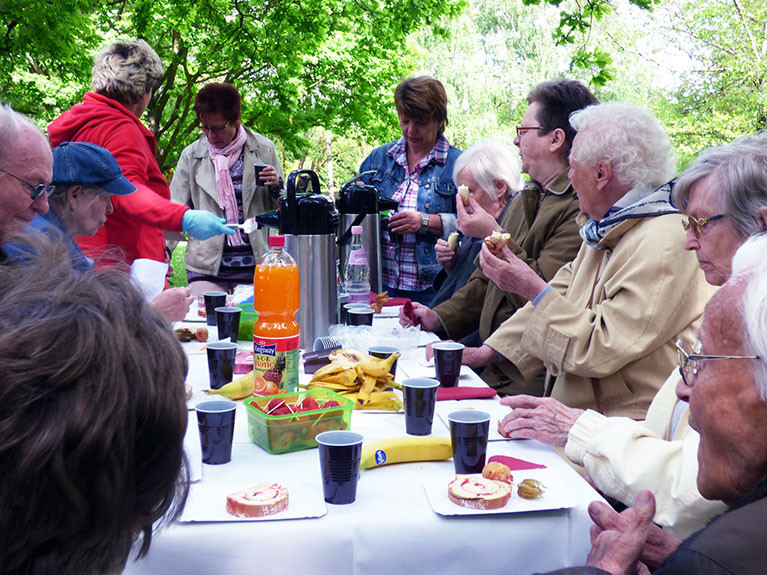 auf einem Gemeinsamen Ausflug des Seniorenstifts Neuenhagen-Hauptsraße findet ein Picknick statt