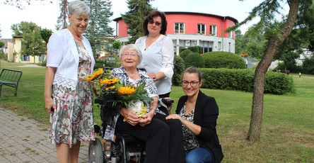 Jubilarin mit Gästen im Garten der ProCurand Seniorenresidenz Am Straussee in Strausberg