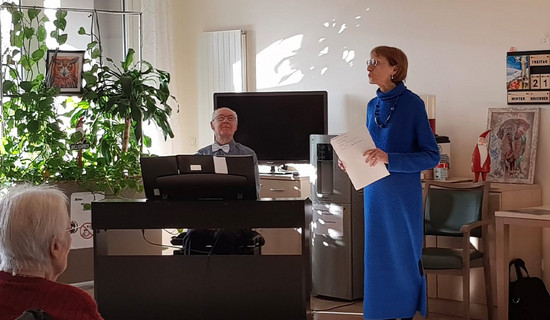 In der ProCurand Seniorenresidenz Bölschestraße liest Rosa Tennenbaum aus den Heinz-Erhardt-Texten, begleitet von Jonathan Tennenbaum am Klavier.