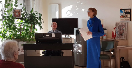 In der ProCurand Seniorenresidenz Bölschestraße liest Rosa Tennenbaum aus den Heinz-Erhardt-Texten, begleitet von Jonathan Tennenbaum am Klavier.