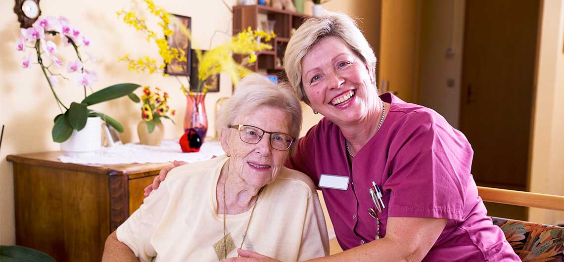 Unsere freundlichen Pflegekräfte kümmern sich gern um unsere Senioren