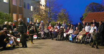 Die ProCurand Seniorenresidenz Am Görnsee veranstaltet einen Lampion-Umzug mit ihren Bewohner*innen