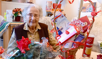 Seniorin feiert 100. Geburtstag im Service-Wohnen der ProCurand Seniorenresidenz Am Straussee