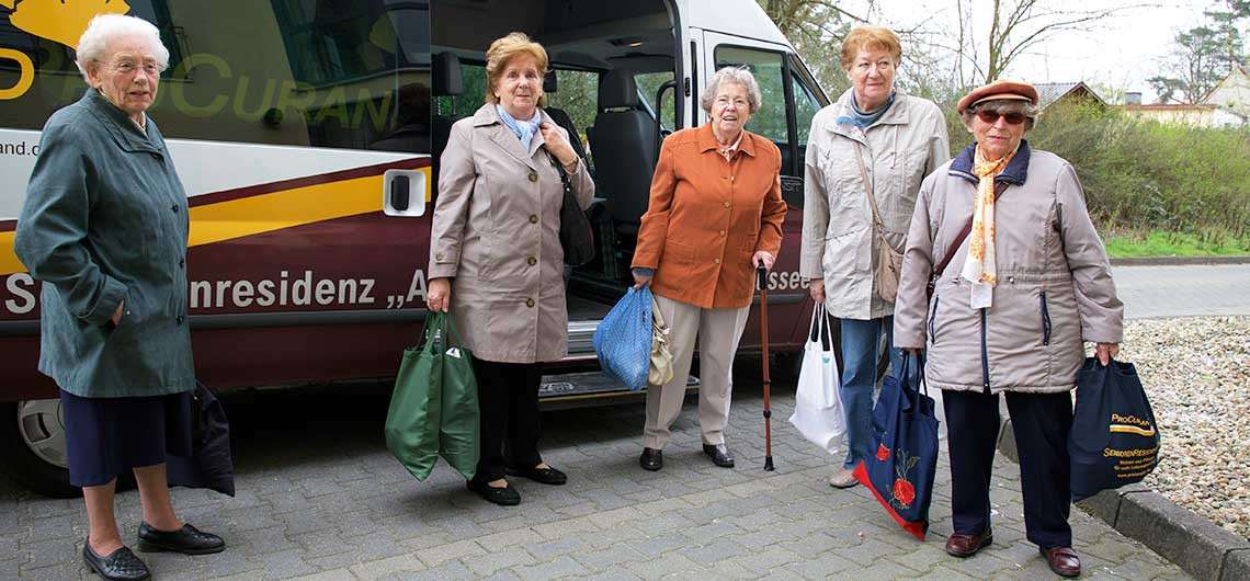 Bewohnerinnen der Seniorenresidenz Am Straussee kehren vom Einkaufen zurück