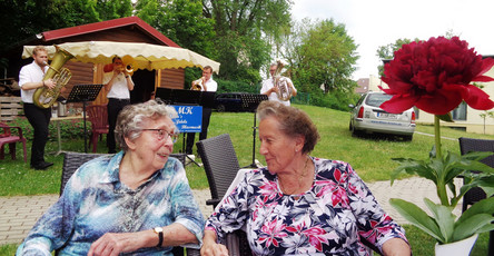 Bewohnerinnen der ProCurand Seniorenresidenz Am Straussee beim Pfingstfest