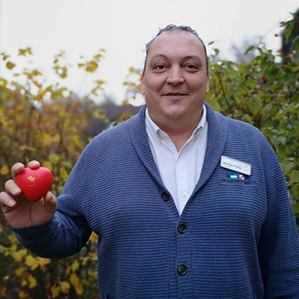 ProCurand Seniorenresidenz Bölschestraße Einrichtungsleitung Matthias Einrichtungsleitung Mathias mit ProCurand Herz