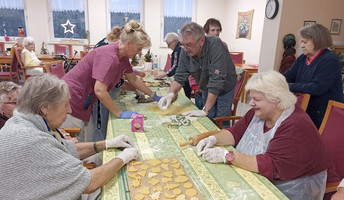 In Grebs backten die Senior*innen der ProCurand Seniorenresidenz Am Görnsee Plätzchen.