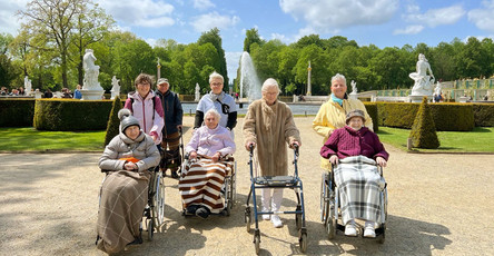 Die Senior*innen der ProCurand Seniorenresidenz Park Sanssouci bestaunten gemeinsam die Pflanzen im Park.