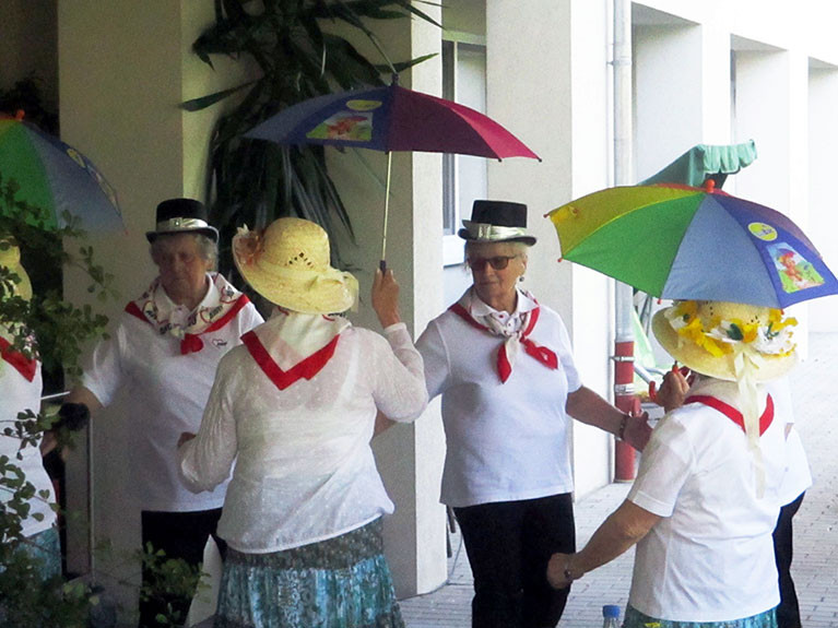 Die Senioren des Pflegestifts genießen ausgelassen das Golden Girls Fest