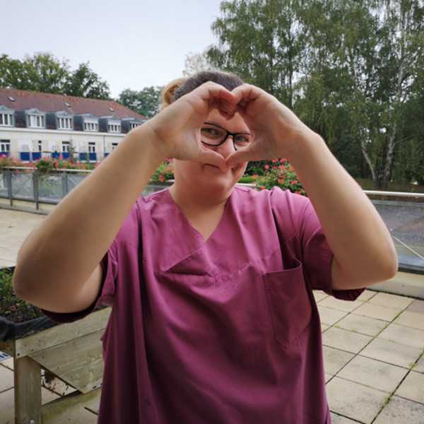 ProCurand Seniorenresidenz Ferch Pflegefachkraft Jenny ProCurand Seniorenresidenz Ferch Pflegefachkraft Jenny mit Herzhand