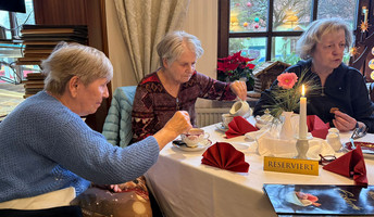 Bewohnerinnen der ProCurand Seniorenresidenz Am Görnsee genießen Kaffee, Eis und Kuchen bei Bürgers Eiscafé in Golzow.