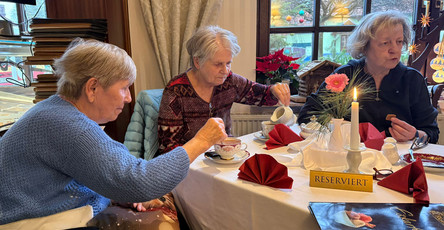Bewohnerinnen der ProCurand Seniorenresidenz Am Görnsee genießen Kaffee, Eis und Kuchen bei Bürgers Eiscafé in Golzow.