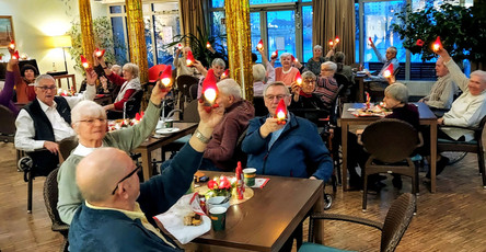 Bewohner*innen und Mieter*innen aus dem Service-Wohnen feiern gemeinsam im Café Havelterrasse der ProCurand Seniorenresidenz Havelpalais und erhalten leuchtende Wichtel.