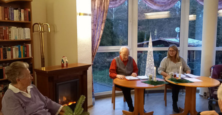 Dr. Dieter Gittler, ein Bewohner aus dem Service- Wohnen, und Einrichtungsleitung Janin Tiedemann von der ProCurand Seniorenresidenz Am Straussee lasen Weihnachtsgeschichten vor. 