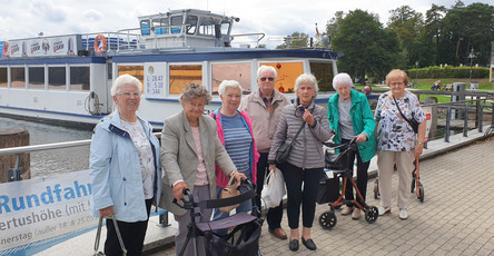 Bewohner*innen der ProCurand Seniorenresidenz Am Straussee auf Bootstour 
