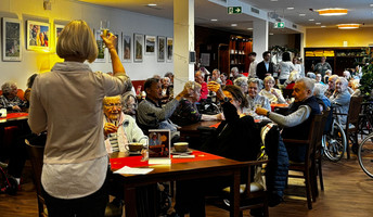 Neujahrsempfang im Restaurant Vier Jahreszeiten der ProCurand Seniorenresidenz Bölschestraße mit Bewohner*innen und Einrichtungsleitung Stefanie Böhnke.
