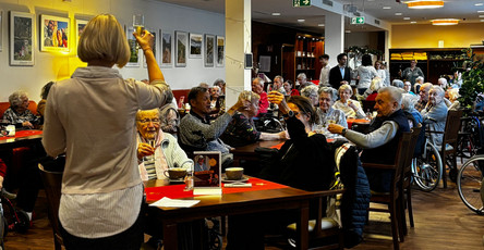 Neujahrsempfang im Restaurant Vier Jahreszeiten der ProCurand Seniorenresidenz Bölschestraße mit Bewohner*innen und Einrichtungsleitung Stefanie Böhnke.