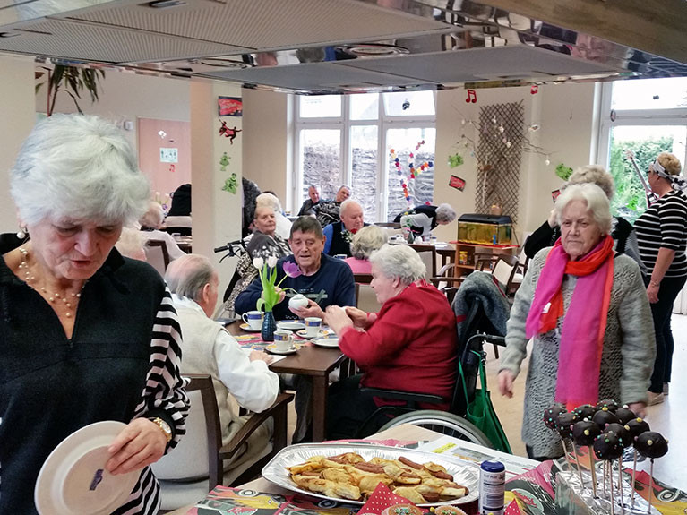 Besucher der Tagespflege feiern ein gemeinsames Fest im Seniorenwohnpark Nächst Neuendorf in Zossen