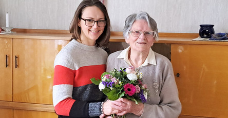 Stellvertretende Pflegedienstleitung Christin Teichmüller der ProCurand Ambulanten Pflege Wannsee gratuliert der Seniorin zum Geburtstag. 