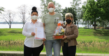Team ProCurand Senftenberg feiert das Dienstjubiläum der Pflegedienstleitung
