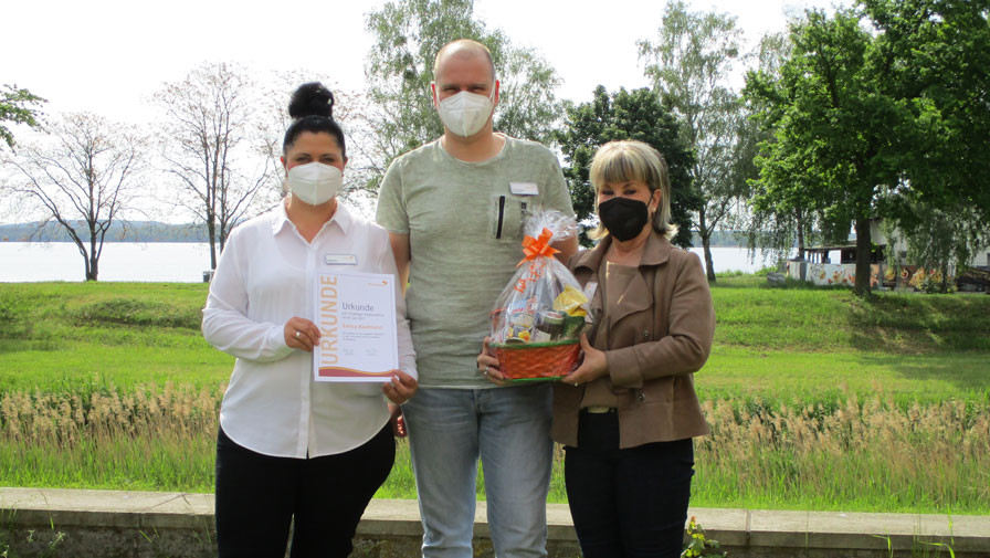 Team ProCurand Senftenberg feiert das Dienstjubiläum der Pflegedienstleitung