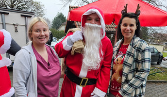 Team der ProCurand Grebs auf dem ersten Weihnachtsmarkt auf dem Gelände der Einrichtung