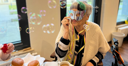 Feiernde Seniorin beim Fasching in der ProCurand Seniorenresidenz Bölschestraße