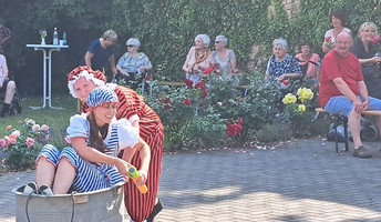 Goßmarer Miezen mit Waschzuber auf dem Sommerfest in der Seniorenresidenz Am Schlosspark in Dahme/Mark