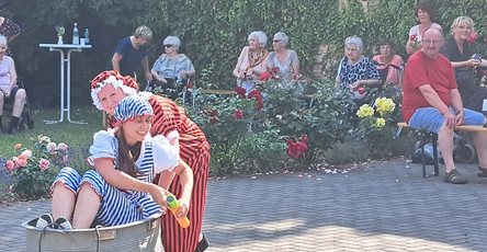 Goßmarer Miezen mit Waschzuber auf dem Sommerfest in der Seniorenresidenz Am Schlosspark in Dahme/Mark