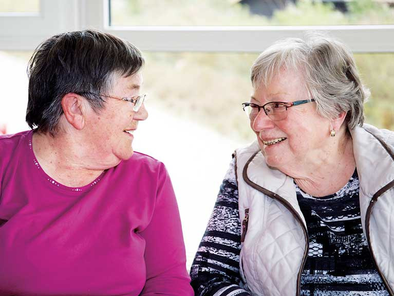 Zwei Freundinnen in der Seniorenresidenz Sanft am See in Senftenberg im Gespräch vertieft